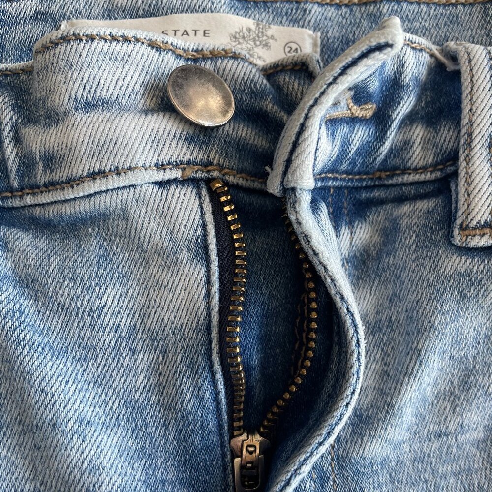 Altar'd State Women's Angelina Straight Leg Jeans Light-Wash, size 24 - Picture 6 of 7